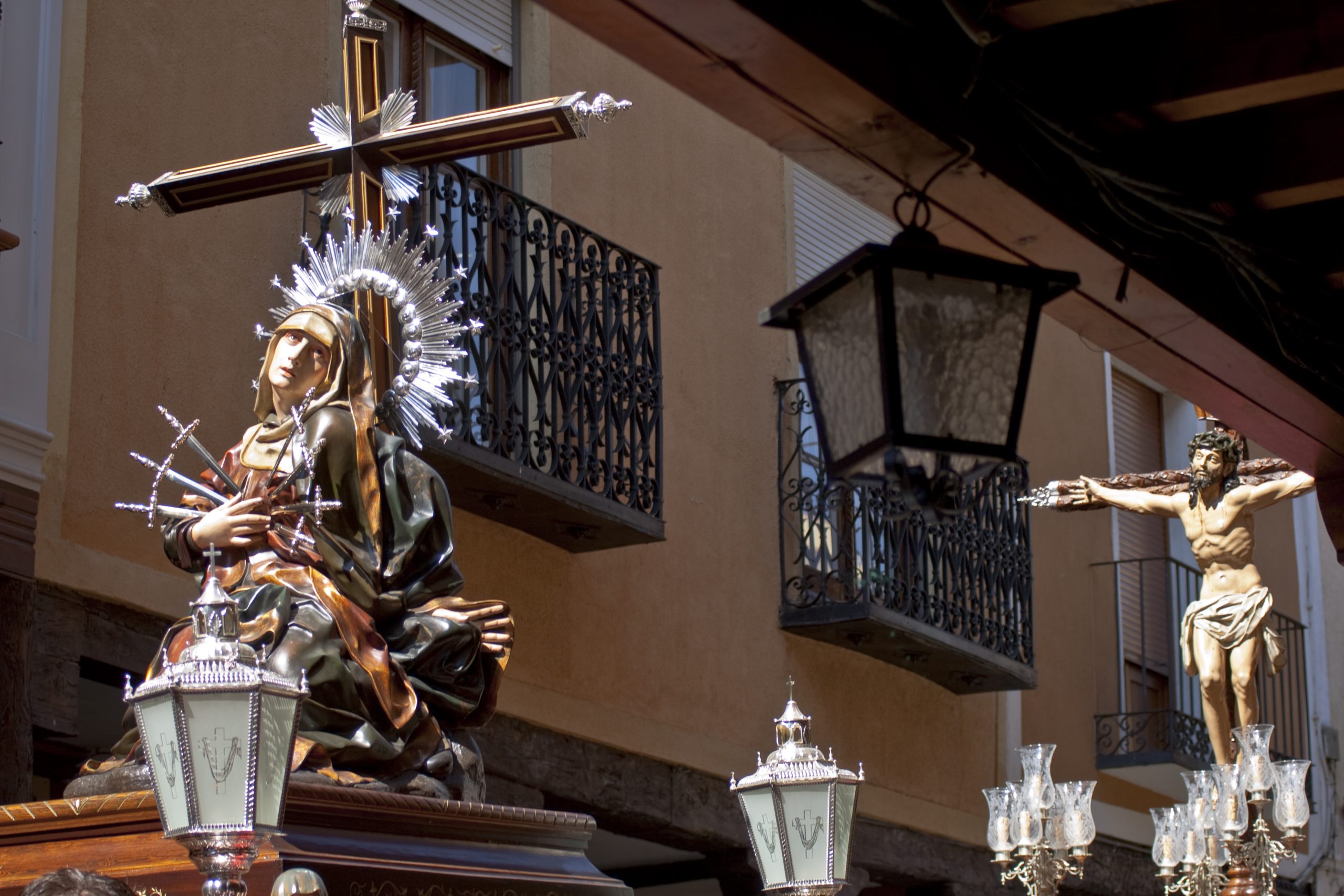 Lee más sobre el artículo Vecinos y visitantes se preparan para disfrutar del traslado de los pasos desde las iglesias al Museo de Semana Santa la mañana del domingo.